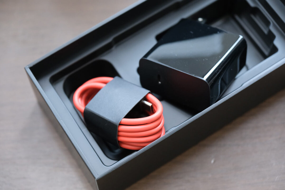 REDMAGIC 11S Pro 電源アダプタとケーブル