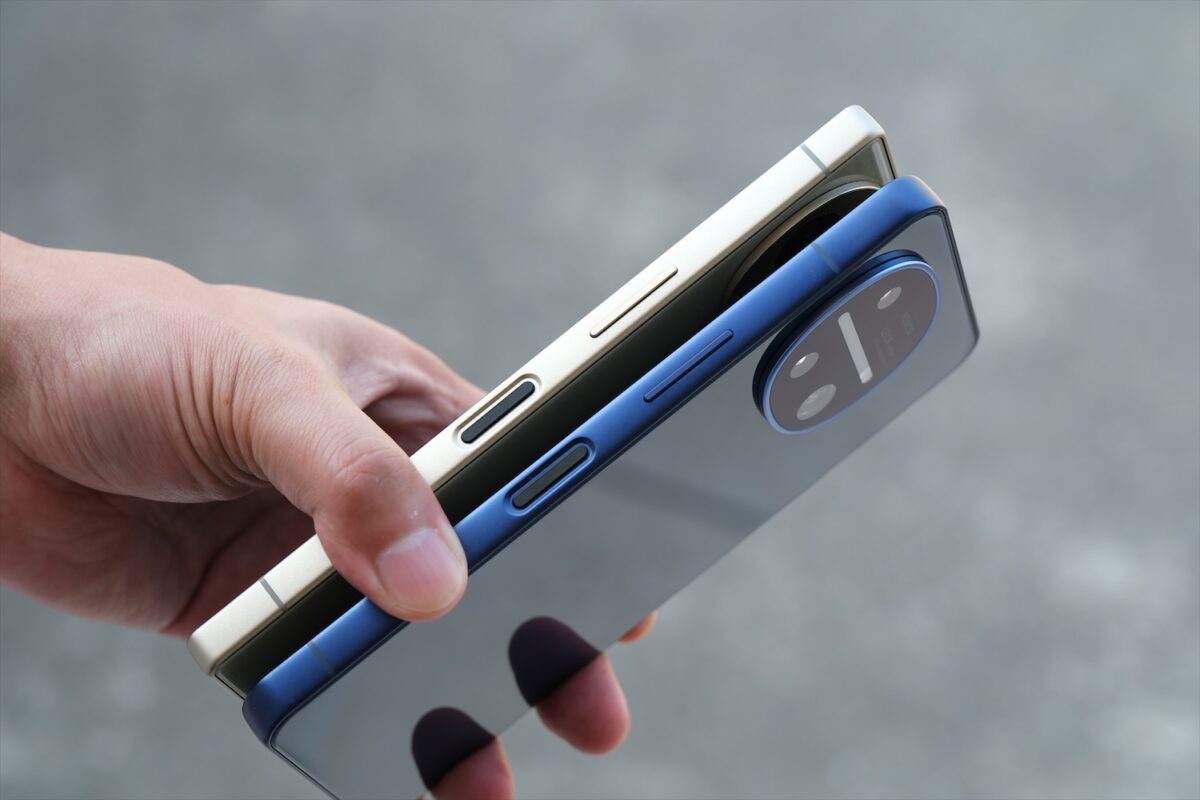 AQUOS R11 右側面