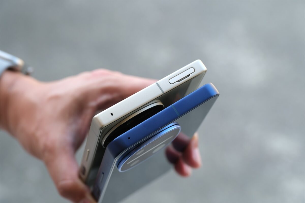 AQUOS R11 上側面
