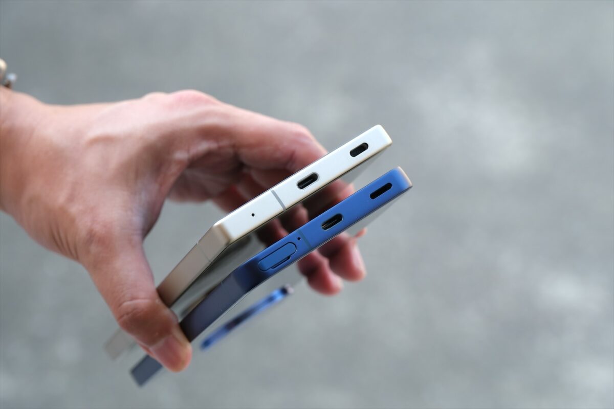 AQUOS R11 下側面