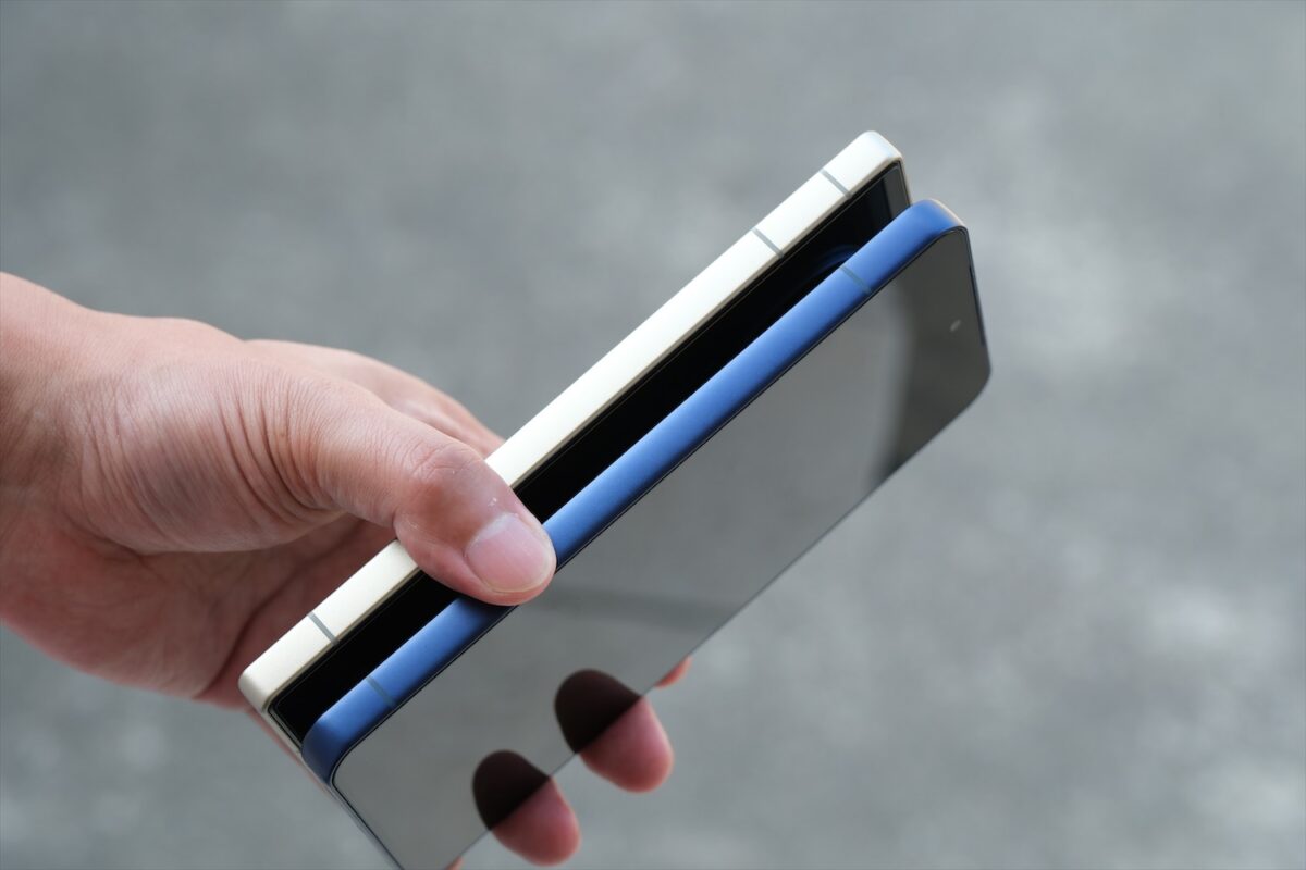 AQUOS R11 左側面