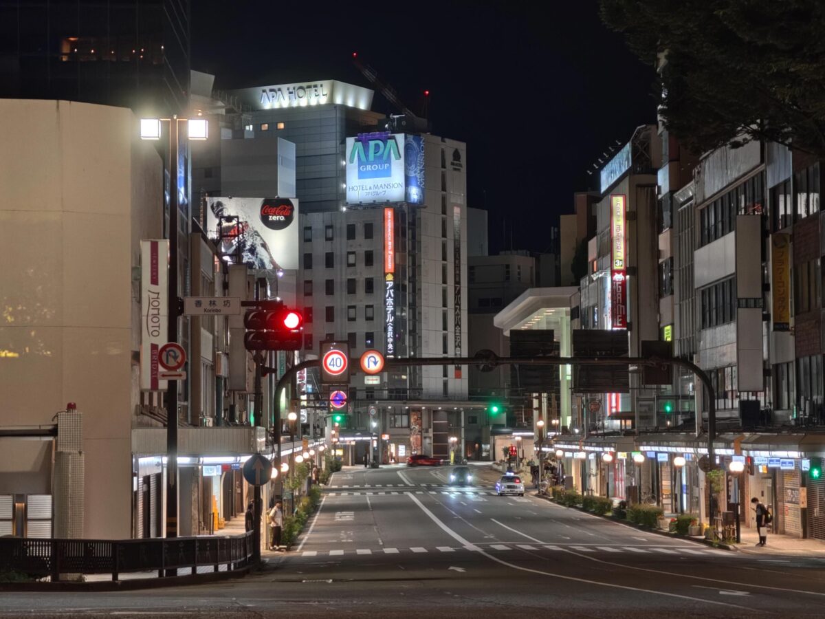 AQUOS R11 作例 夜景 大通り