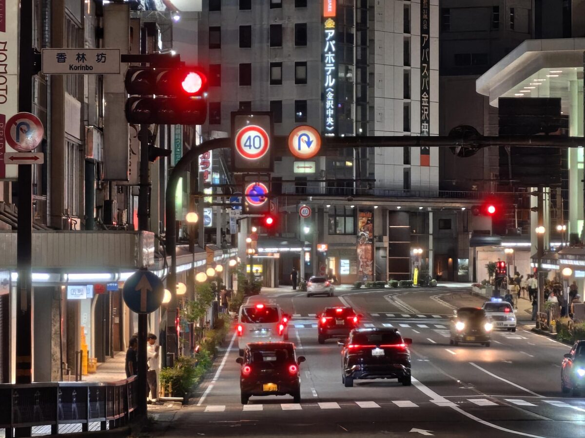 AQUOS R11 作例 夜景 交差点