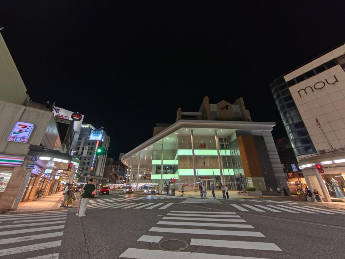 AQUOS R11 作例 夜景 駅前広場
