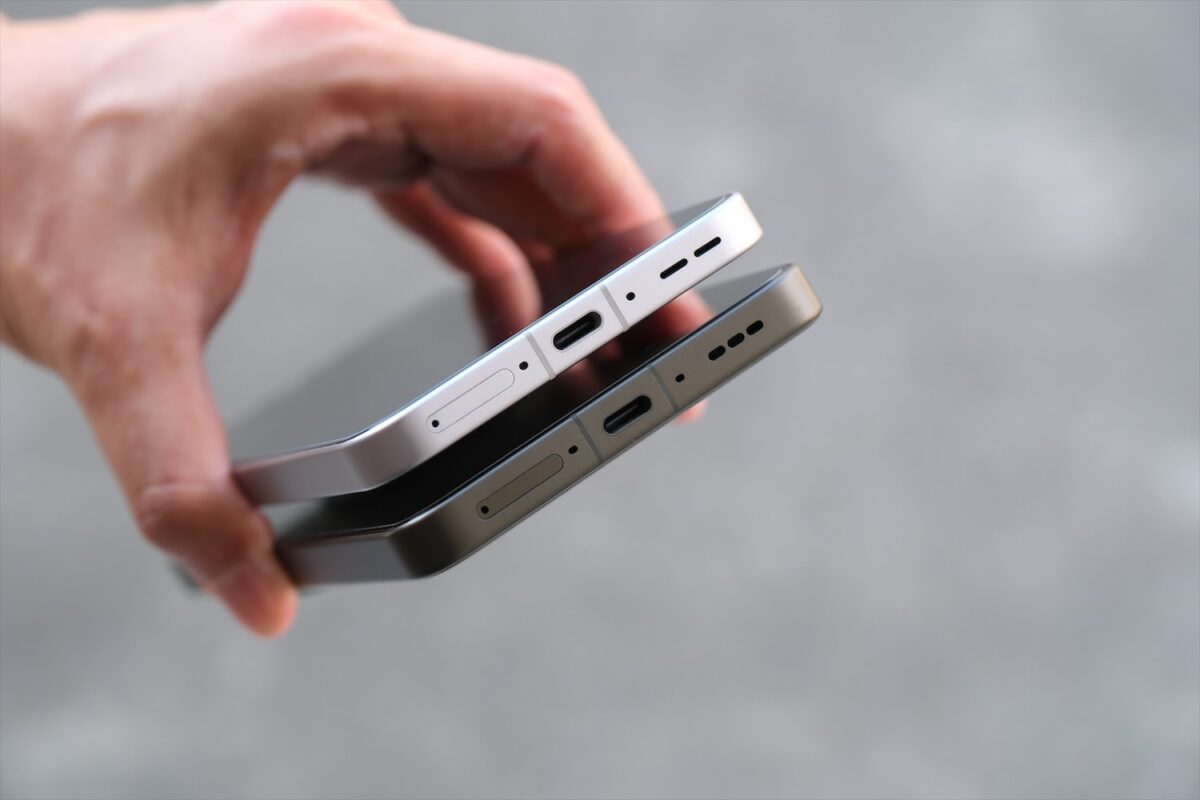 OPPO Find X9 Ultra 下側面