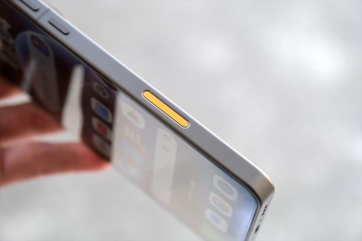 OPPO Find X9 Ultra 右側面