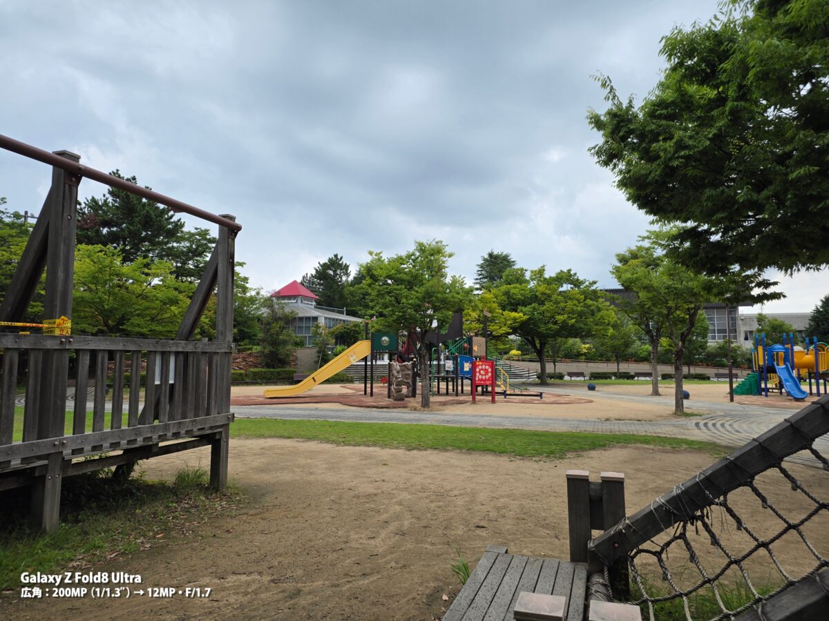Galaxy Z Fold8 Ultra 作例 公園 遊具