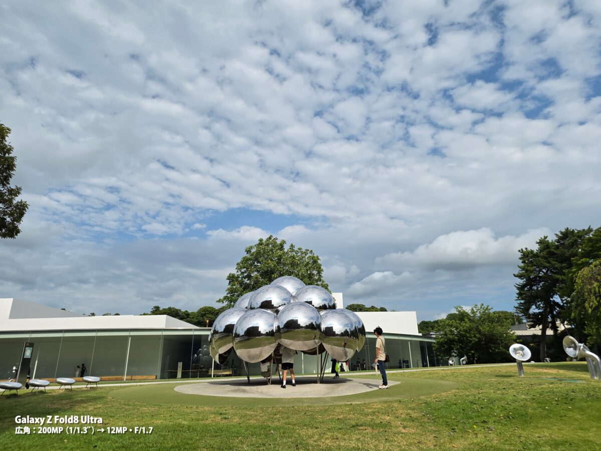 Galaxy Z Fold8 Ultra 作例 公園 建物
