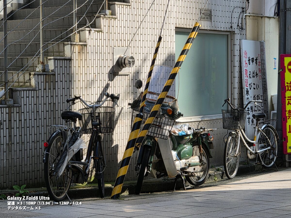 Galaxy Z Fold8 Ultra 作例 自転車 路地