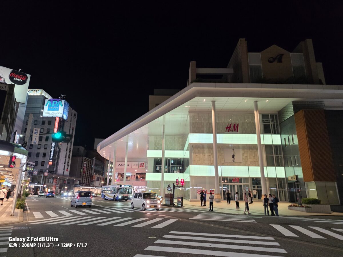Galaxy Z Fold8 Ultra 作例 夜 横断歩道