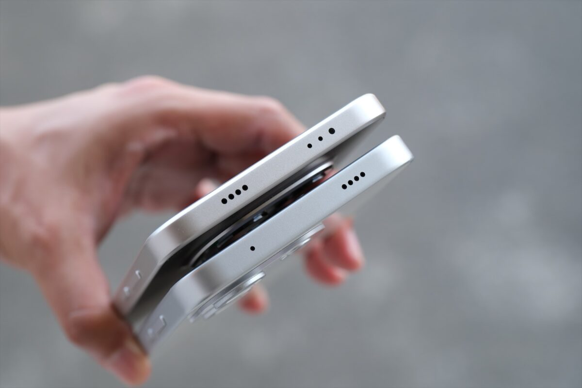 本体上側 マイク穴とスピーカー
