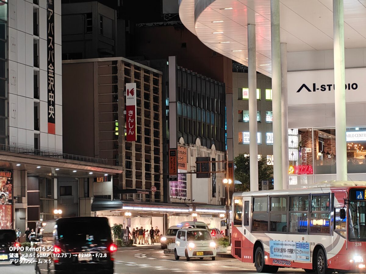 OPPO Reno16 5G 作例 夜景 交差点 バス