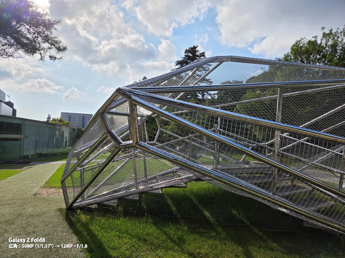 Galaxy Z Fold8 作例 ガラスの建築物