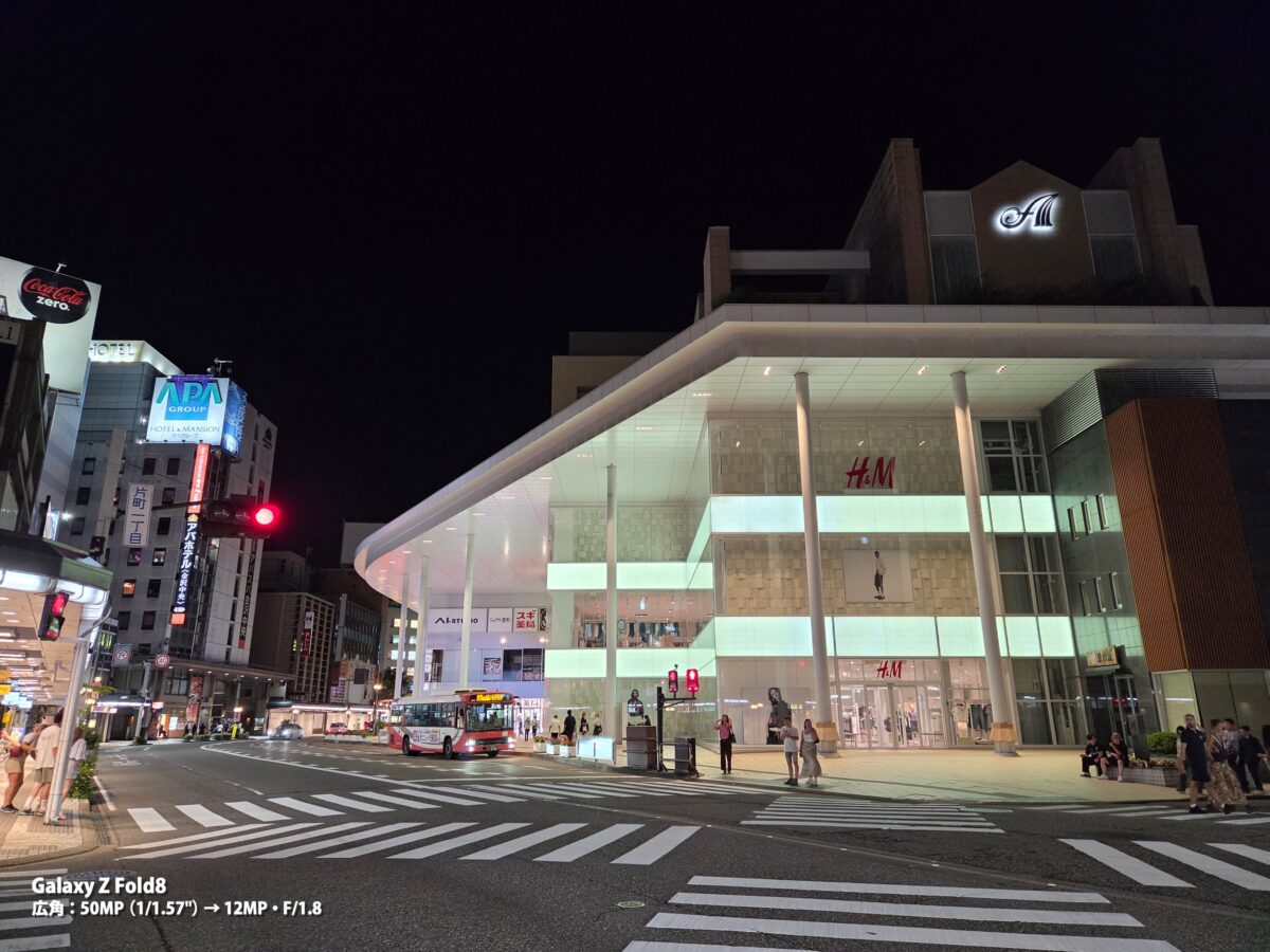 Galaxy Z Fold8 作例 夜の駅前
