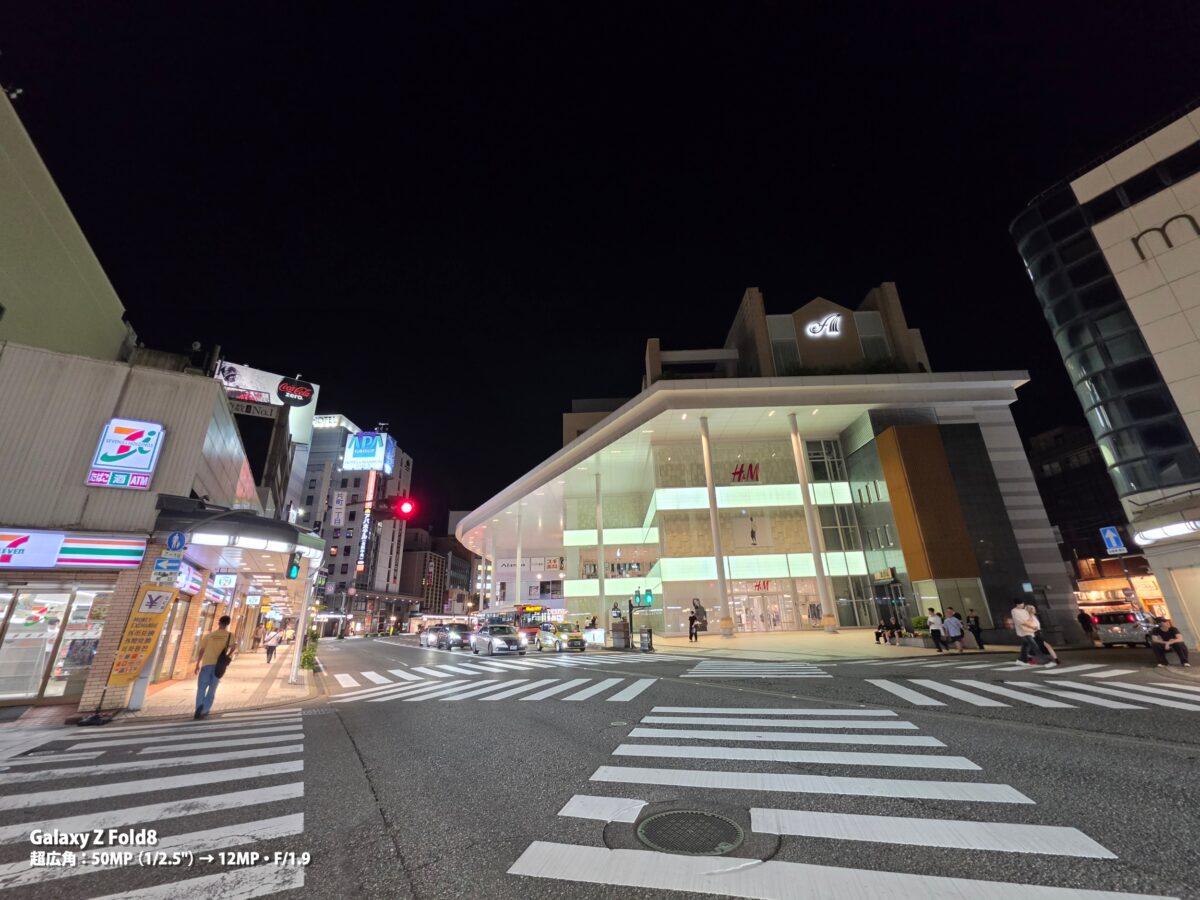 Galaxy Z Fold8 作例 夜の横断歩道