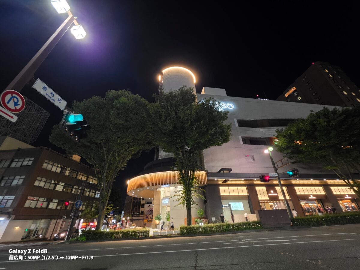 Galaxy Z Fold8 作例 夜のビル