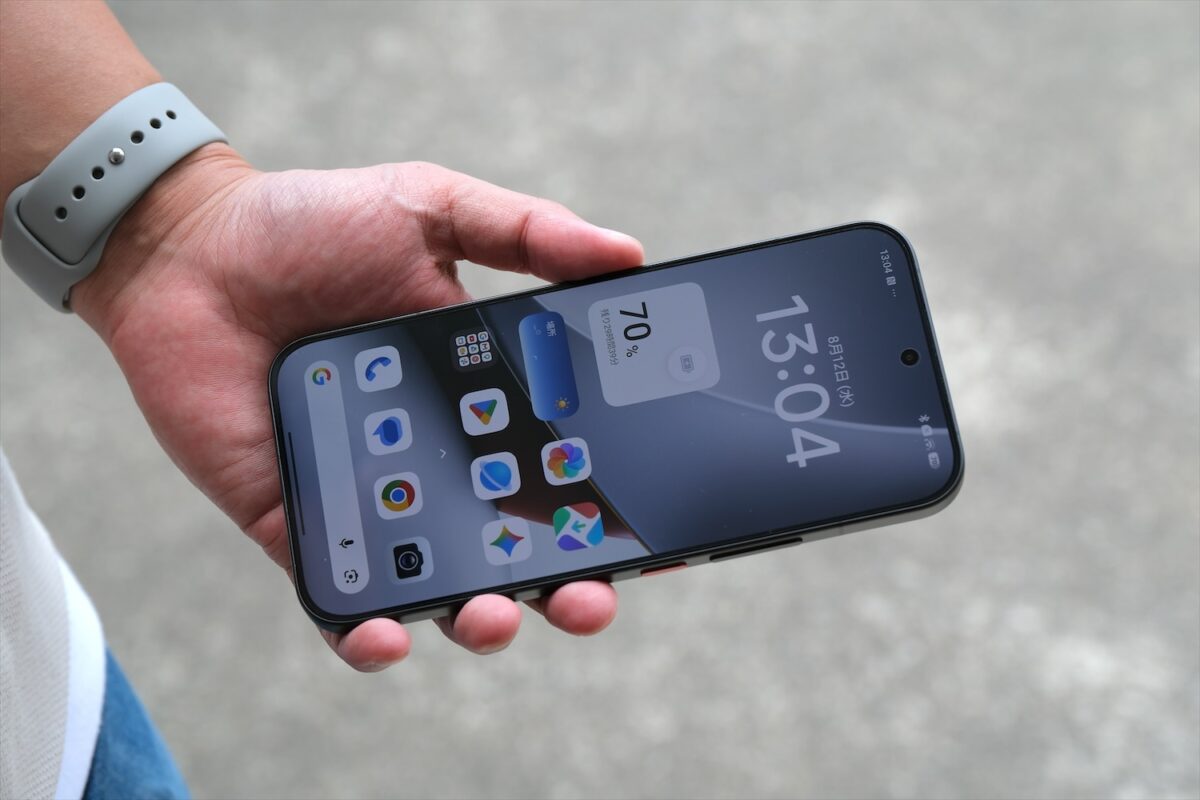 POCO F9 Ultra 本体を手に持ったところ