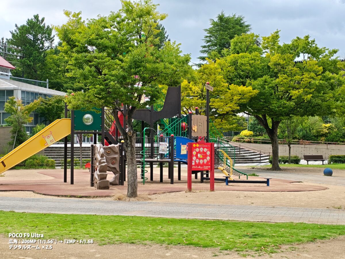 POCO F9 Ultra 作例 公園 遊具 引き