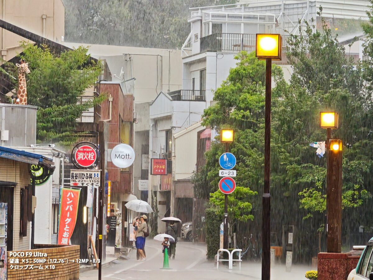 POCO F9 Ultra 作例 商店街 雨