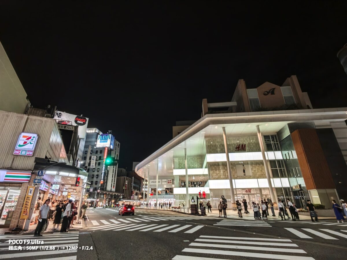 POCO F9 Ultra 作例 夜景 交差点 超広角