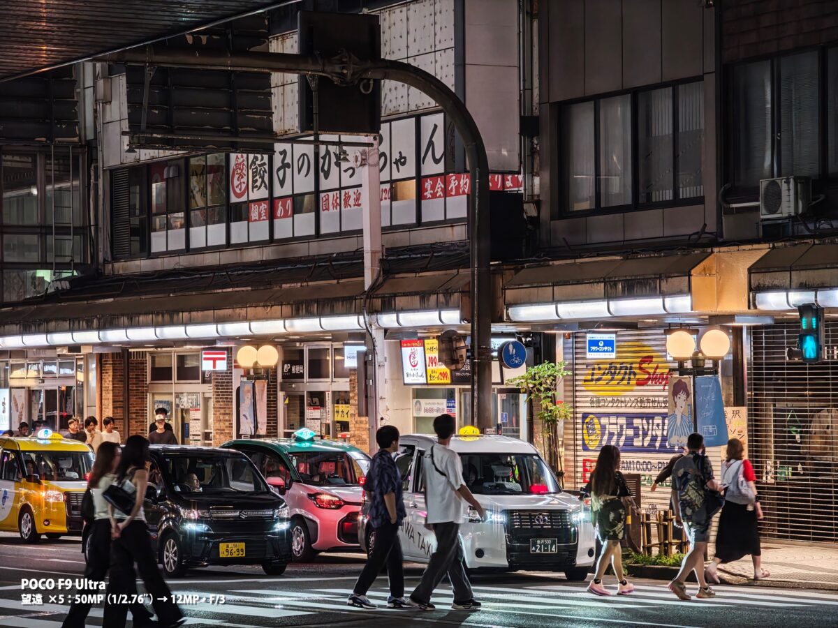 POCO F9 Ultra 作例 夜景 繁華街 人通り
