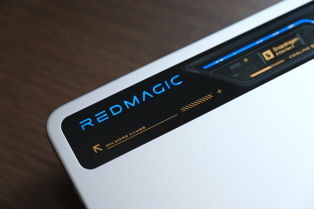 REDMAGIC Astra 2 ライトストリップとREDMAGICロゴ