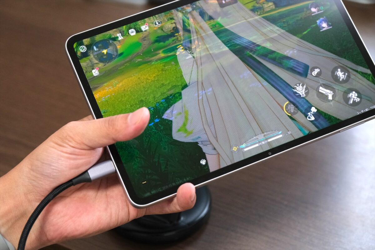 REDMAGIC Astra 2 短辺のポートに充電ケーブルを挿した状態
