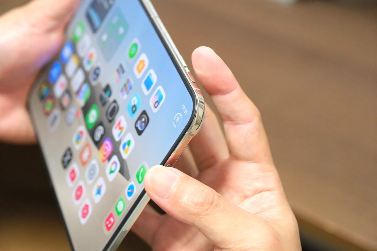 開いた状態のiPhone DuoのTouch IDと音量ボタン