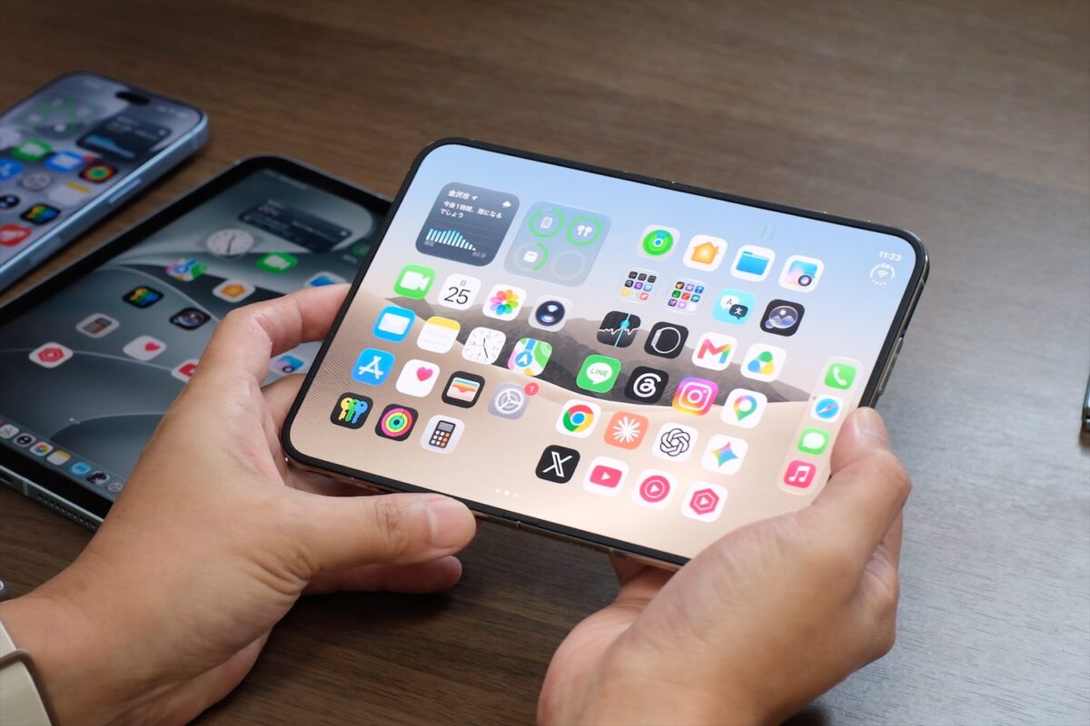開いた状態のiPhone Duo