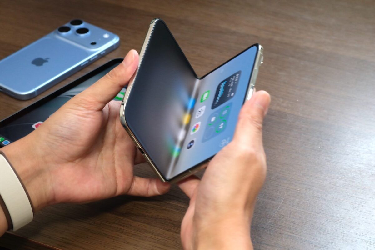 iPhone Duoを閉じた状態と開いた状態
