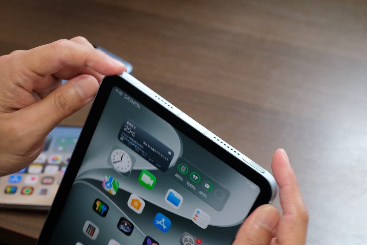 iPad miniのトップボタンと音量ボタン