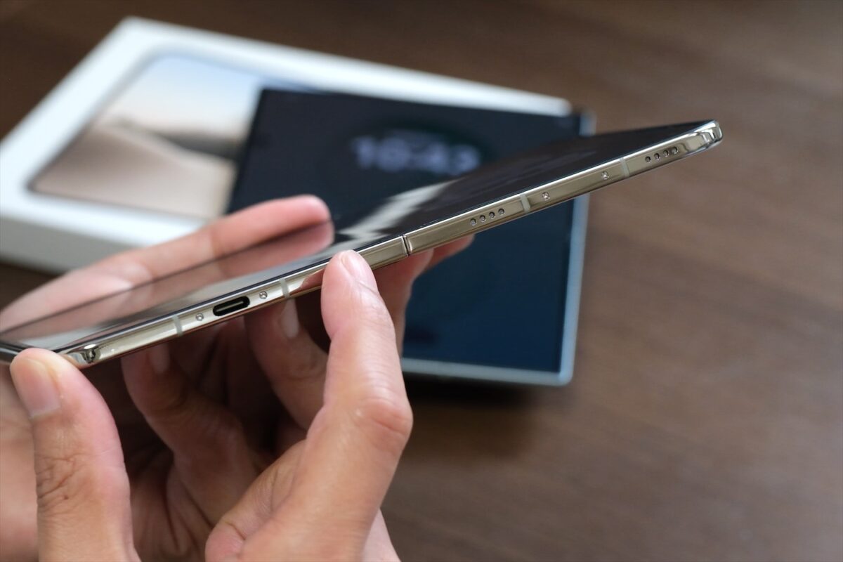 iPhone Duo ヒンジ部分のディスプレイ