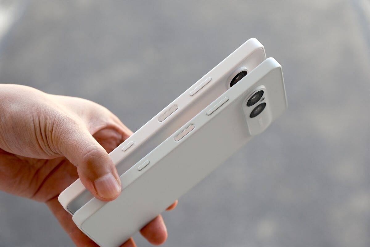 Xperia 10 VIII 右側面 比較