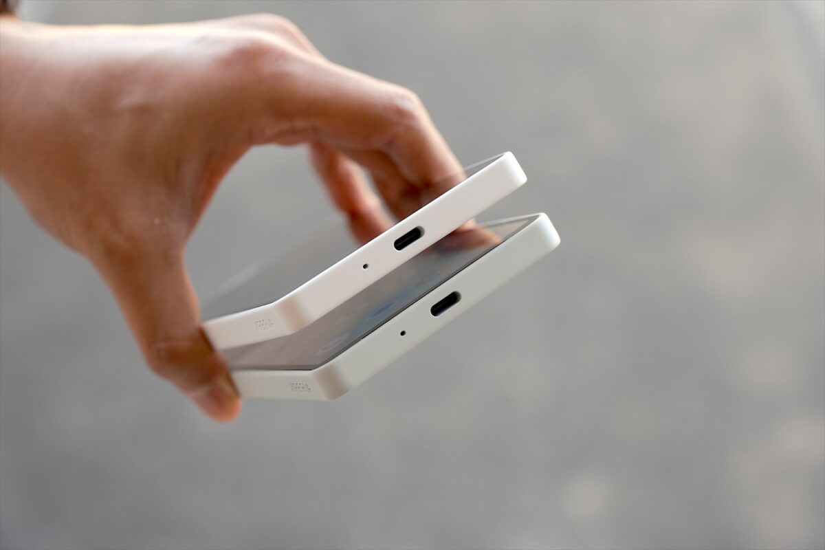 Xperia 10 VIII 下側面 比較