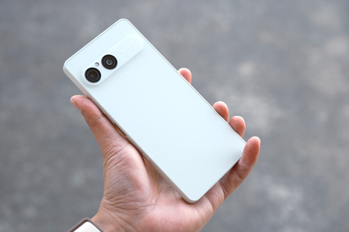Xperia 10 VIII 片手で持った様子