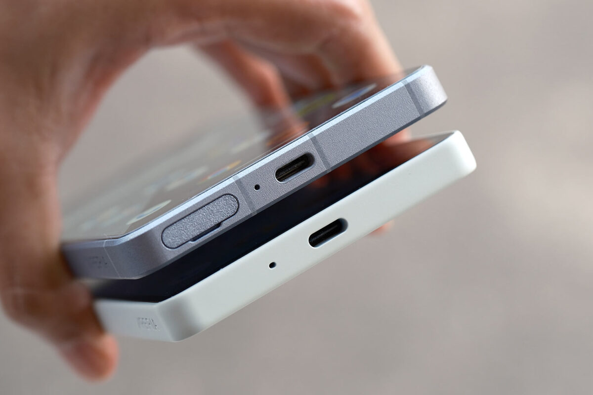 Xperia 1 VIII Xperia 10 VIII 底面 USB-C 比較