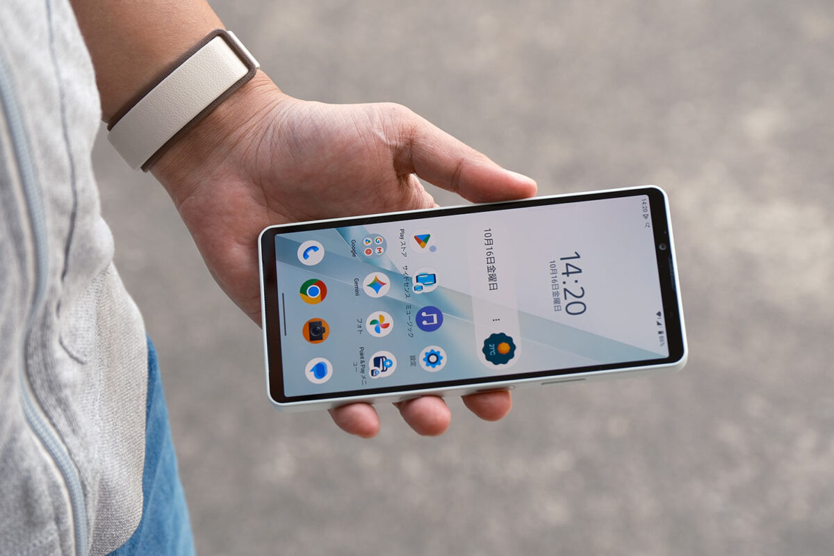 Xperia 10 VIII 片手で持ったサイズ感